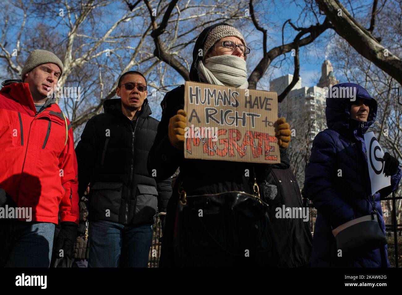 Die Menschen versammeln sich beim Protest „MLK Solidarity Day for Immigrant Rights“, der die sofortige Freilassung der Führer der Immigrantenrechte, Ravi Ragbir, Executive Director der New Sanctuary Coalition of New York City, und des Mitbegründers Jean Montrevil im Washington Square Park, NY, USA, fordert, 15. Januar 2018. Angesichts von Trumps beispiellosem Angriff auf Einwanderergemeinschaften und eklatantem Rassismus ist der Kampf für die Rechte und die würde von Einwanderern wichtiger denn je. Im Geiste von Dr. Martin Luther King Jr. werden sich Glaubensführer, gewählte Beamte sowie Zuwanderungs- und Rechtsvertreter in conde treffen Stockfoto