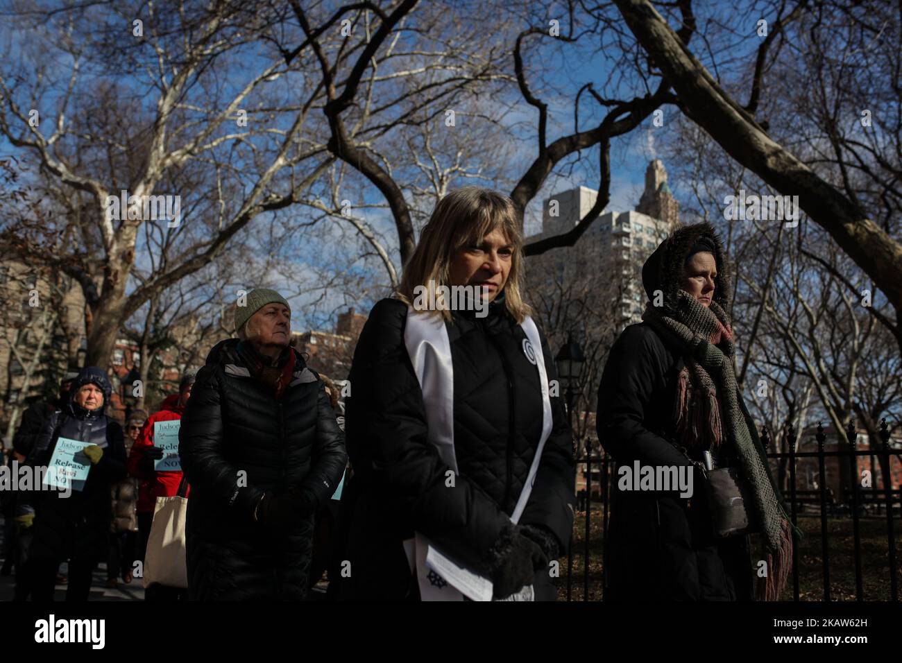Die Menschen versammeln sich beim Protest „MLK Solidarity Day for Immigrant Rights“, der die sofortige Freilassung der Führer der Immigrantenrechte, Ravi Ragbir, Executive Director der New Sanctuary Coalition of New York City, und des Mitbegründers Jean Montrevil im Washington Square Park, NY, USA, fordert, 15. Januar 2018. Angesichts von Trumps beispiellosem Angriff auf Einwanderergemeinschaften und eklatantem Rassismus ist der Kampf für die Rechte und die würde von Einwanderern wichtiger denn je. Im Geiste von Dr. Martin Luther King Jr. werden sich Glaubensführer, gewählte Beamte sowie Zuwanderungs- und Rechtsvertreter in conde treffen Stockfoto