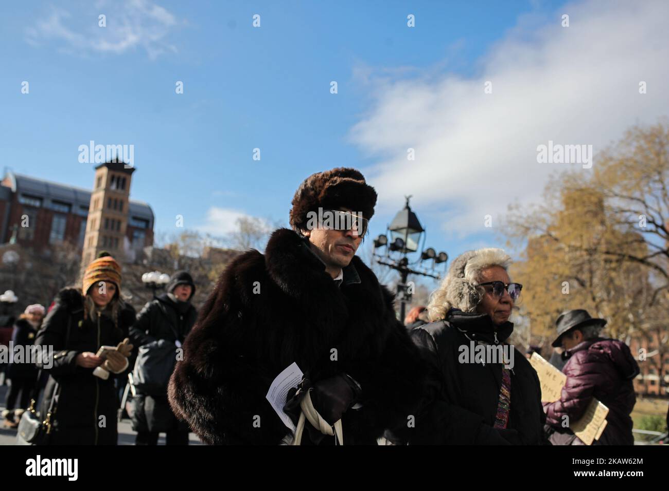 Die Menschen versammeln sich beim Protest „MLK Solidarity Day for Immigrant Rights“, der die sofortige Freilassung der Führer der Immigrantenrechte, Ravi Ragbir, Executive Director der New Sanctuary Coalition of New York City, und des Mitbegründers Jean Montrevil im Washington Square Park, NY, USA, fordert, 15. Januar 2018. Angesichts von Trumps beispiellosem Angriff auf Einwanderergemeinschaften und eklatantem Rassismus ist der Kampf für die Rechte und die würde von Einwanderern wichtiger denn je. Im Geiste von Dr. Martin Luther King Jr. werden sich Glaubensführer, gewählte Beamte sowie Zuwanderungs- und Rechtsvertreter in conde treffen Stockfoto