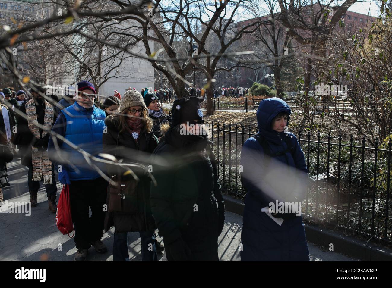 Die Menschen versammeln sich beim Protest „MLK Solidarity Day for Immigrant Rights“, der die sofortige Freilassung der Führer der Immigrantenrechte, Ravi Ragbir, Executive Director der New Sanctuary Coalition of New York City, und des Mitbegründers Jean Montrevil im Washington Square Park, NY, USA, fordert, 15. Januar 2018. Angesichts von Trumps beispiellosem Angriff auf Einwanderergemeinschaften und eklatantem Rassismus ist der Kampf für die Rechte und die würde von Einwanderern wichtiger denn je. Im Geiste von Dr. Martin Luther King Jr. werden sich Glaubensführer, gewählte Beamte sowie Zuwanderungs- und Rechtsvertreter in conde treffen Stockfoto