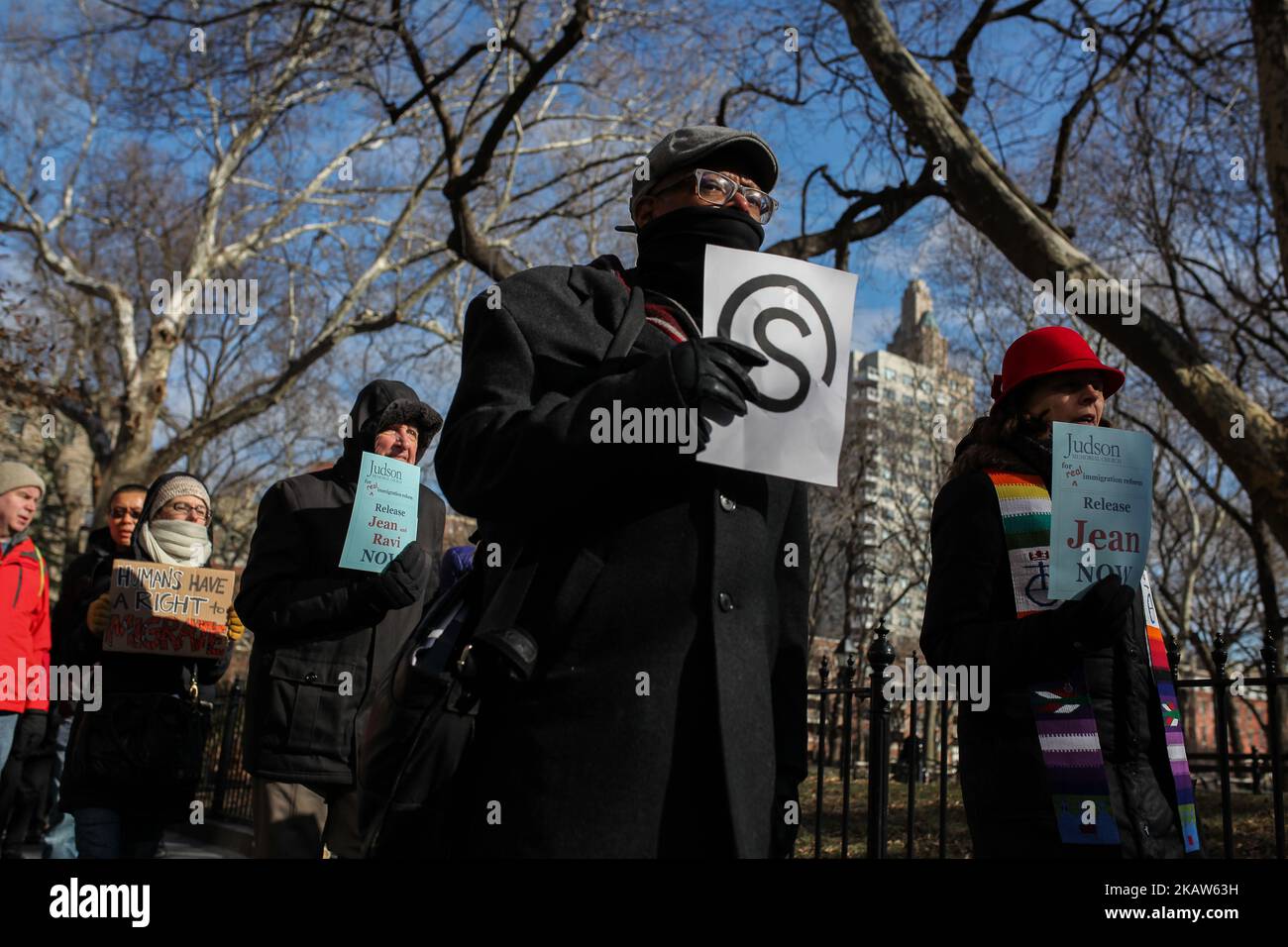 Die Menschen versammeln sich beim Protest „MLK Solidarity Day for Immigrant Rights“, der die sofortige Freilassung der Führer der Immigrantenrechte, Ravi Ragbir, Executive Director der New Sanctuary Coalition of New York City, und des Mitbegründers Jean Montrevil im Washington Square Park, NY, USA, fordert, 15. Januar 2018. Angesichts von Trumps beispiellosem Angriff auf Einwanderergemeinschaften und eklatantem Rassismus ist der Kampf für die Rechte und die würde von Einwanderern wichtiger denn je. Im Geiste von Dr. Martin Luther King Jr. werden sich Glaubensführer, gewählte Beamte sowie Zuwanderungs- und Rechtsvertreter in conde treffen Stockfoto