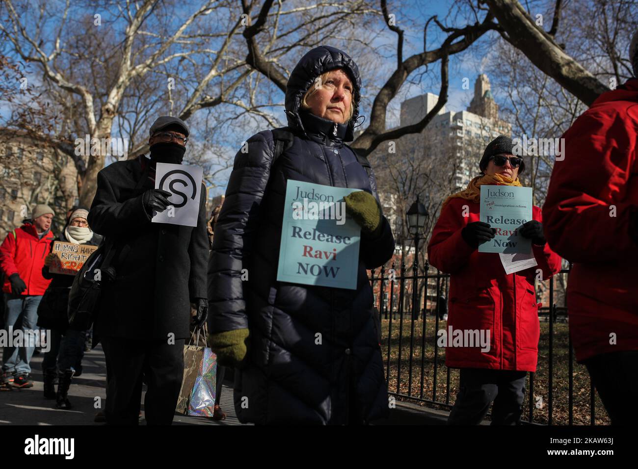Die Menschen versammeln sich beim Protest „MLK Solidarity Day for Immigrant Rights“, der die sofortige Freilassung der Führer der Immigrantenrechte, Ravi Ragbir, Executive Director der New Sanctuary Coalition of New York City, und des Mitbegründers Jean Montrevil im Washington Square Park, NY, USA, fordert, 15. Januar 2018. Angesichts von Trumps beispiellosem Angriff auf Einwanderergemeinschaften und eklatantem Rassismus ist der Kampf für die Rechte und die würde von Einwanderern wichtiger denn je. Im Geiste von Dr. Martin Luther King Jr. werden sich Glaubensführer, gewählte Beamte sowie Zuwanderungs- und Rechtsvertreter in conde treffen Stockfoto