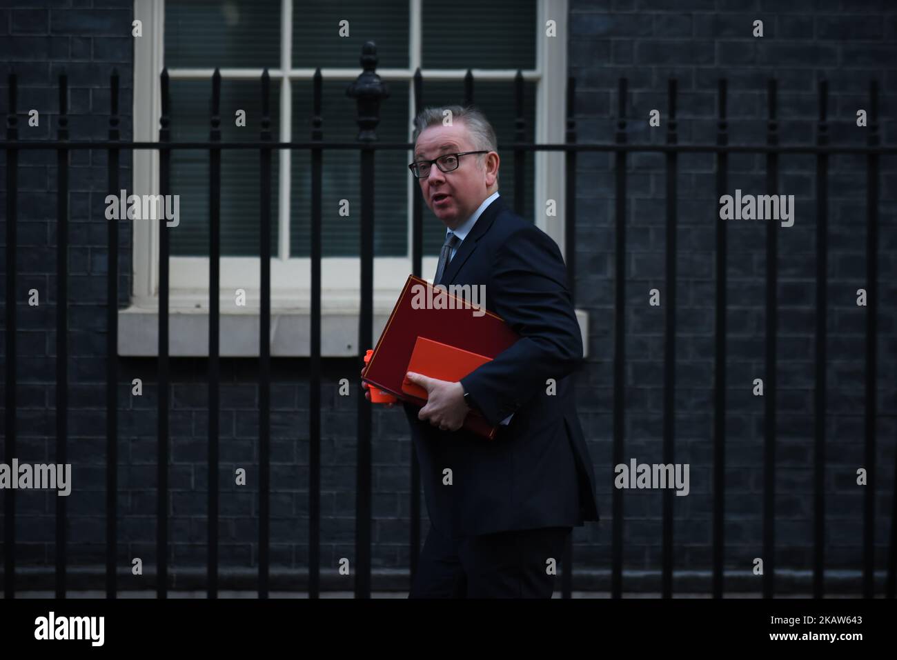 Michael Gove, Staatssekretär für Umwelt, Ernährung und Angelegenheiten des ländlichen Raums, kommt in der Downing Street an, um am 16. Januar 2018 an der wöchentlichen Kabinettssitzung in London teilzunehmen. Donald Tusk, der Präsident des Europäischen rates, führt nun die Debatte im Europäischen parlament durch. Er begrüßt, was andere Abgeordnete gesagt haben, und stimmt seinen Kommentaren zum Brexit zu. (Foto von Alberto Pezzali/NurPhoto) Stockfoto