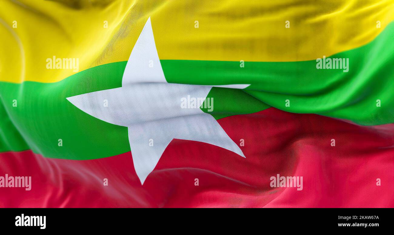 Nahaufnahme des Winkens der Nationalflagge von Myanmar. Die Republik der Union von Myanmar ist ein Staat Südostasiens. Texturierter Hintergrund aus Stoff. Selektiv Stockfoto