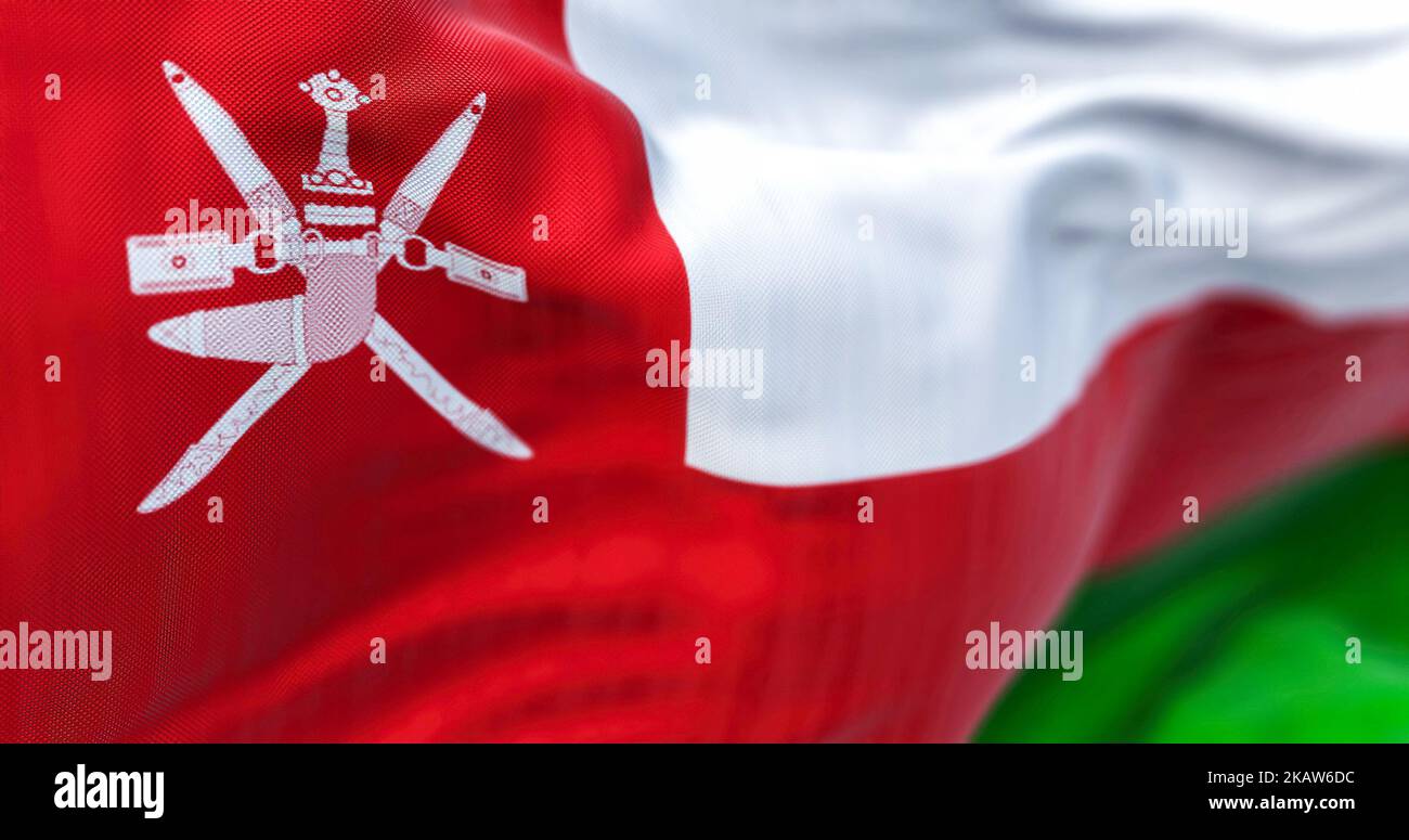 Nahaufnahme des Winkens der Nationalflagge des Oman. Das Sultanat Oman ist ein arabisches Land im Südwesten Asiens. Texturierter Hintergrund aus Stoff. Sele Stockfoto