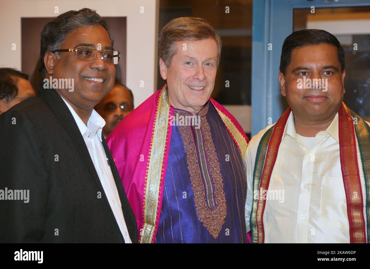Der Bürgermeister von Toronto, John Tory (Mitte), und der Abgeordnete Gary Anandasangaree (rechts) nehmen am Empfang des Federal Liberal Caucus Thai Pongal and Tamil Heritage Month in Scarborough, Ontario, Kanada, am 16. Januar 2018 Teil. Das kanadische Parlament hat den Monat Januar 2016 offiziell zum tamilischen Kulturmonat erklärt. Kanada ist die Heimat einer der größten tamilischen Diasporas der Welt, und es wird geschätzt, dass über 300.000 Tamilen Kanada als Heimat bezeichnen. (Foto von Creative Touch Imaging Ltd./NurPhoto) Stockfoto