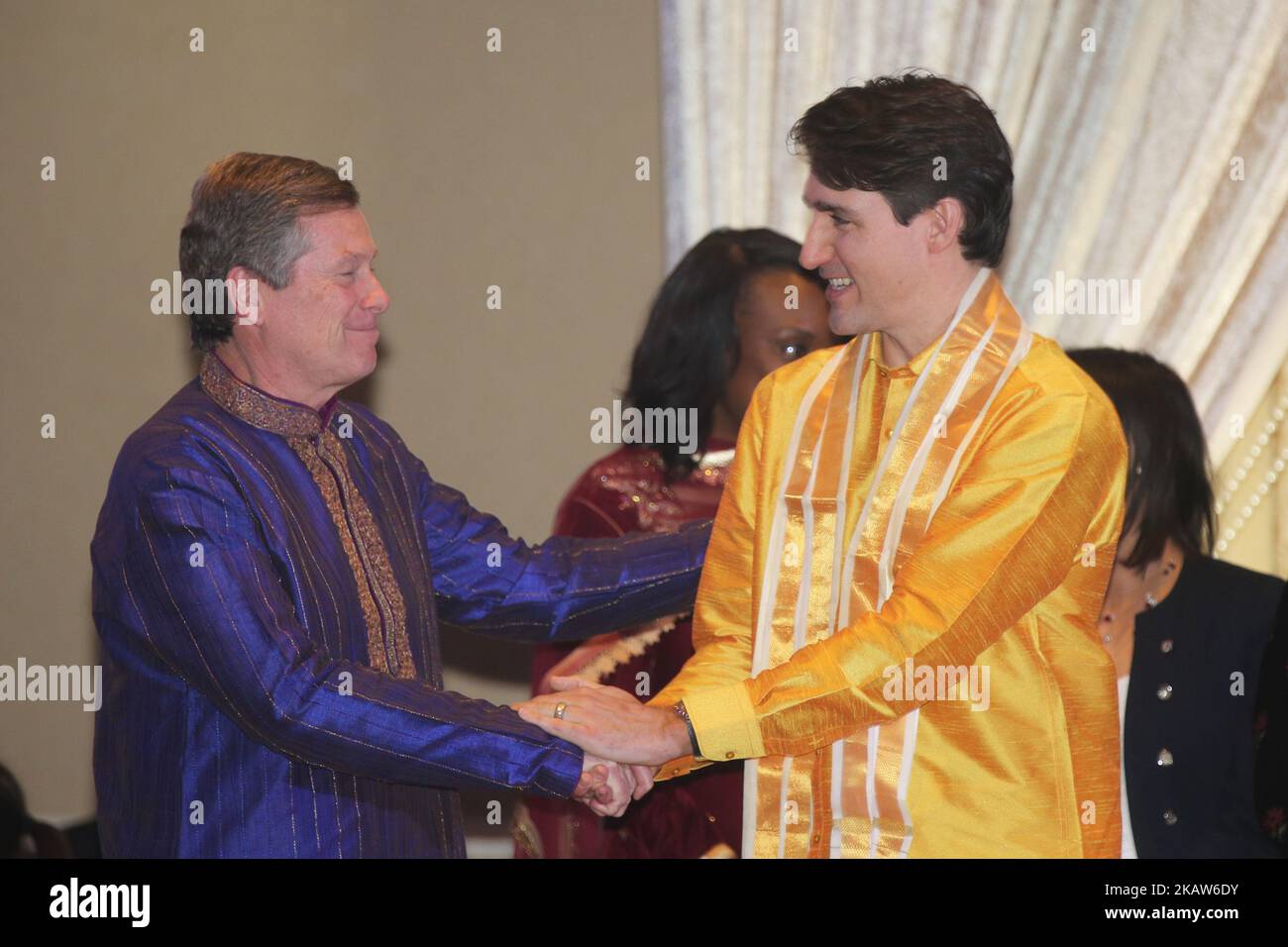 Der kanadische Premierminister Justin Trudeau (rechts) schüttelt die Hände mit dem Bürgermeister von Toronto, John Tory (links), während des Empfangs des Federal Liberal Caucus Thai Pongal and Tamil Heritage Month, der am 16. Januar 2018 in Scarborough, Ontario, Kanada, stattfand. Das kanadische Parlament hat den Monat Januar 2016 offiziell zum tamilischen Kulturmonat erklärt. Kanada ist die Heimat einer der größten tamilischen Diasporas der Welt, und es wird geschätzt, dass über 300.000 Tamilen Kanada als Heimat bezeichnen. (Foto von Creative Touch Imaging Ltd./NurPhoto) Stockfoto