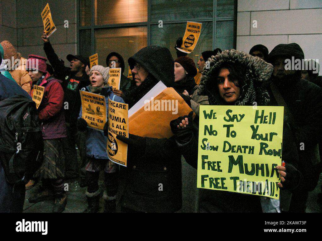 Die Demonstranten versammelten sich am 17. Januar 2018 vor dem Strafjustizzentrum von Philadelphia in der Innenstadt von Philadelphia für die Freilassung von Mumia Abu-Jamal. (Foto von Cory Clark/NurPhoto) Stockfoto