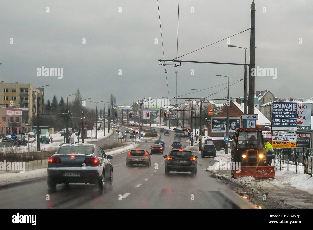 Arbeiter auf dem alten polnischen TRAKTOR URSUS, der am 19. Januar 2018 in Gdynia, Polen, Schnee räumen wird, und der Windstrom wurde in etwa 30.000 polnischen Häusern unterbrochen, nachdem am Donnerstagabend und Freitagmorgen heftige Winde über Polen hereinbrachen. Das Government Security Center (RCB) hat gesagt (Foto: Michal Fludra/NurPhoto) Stockfoto