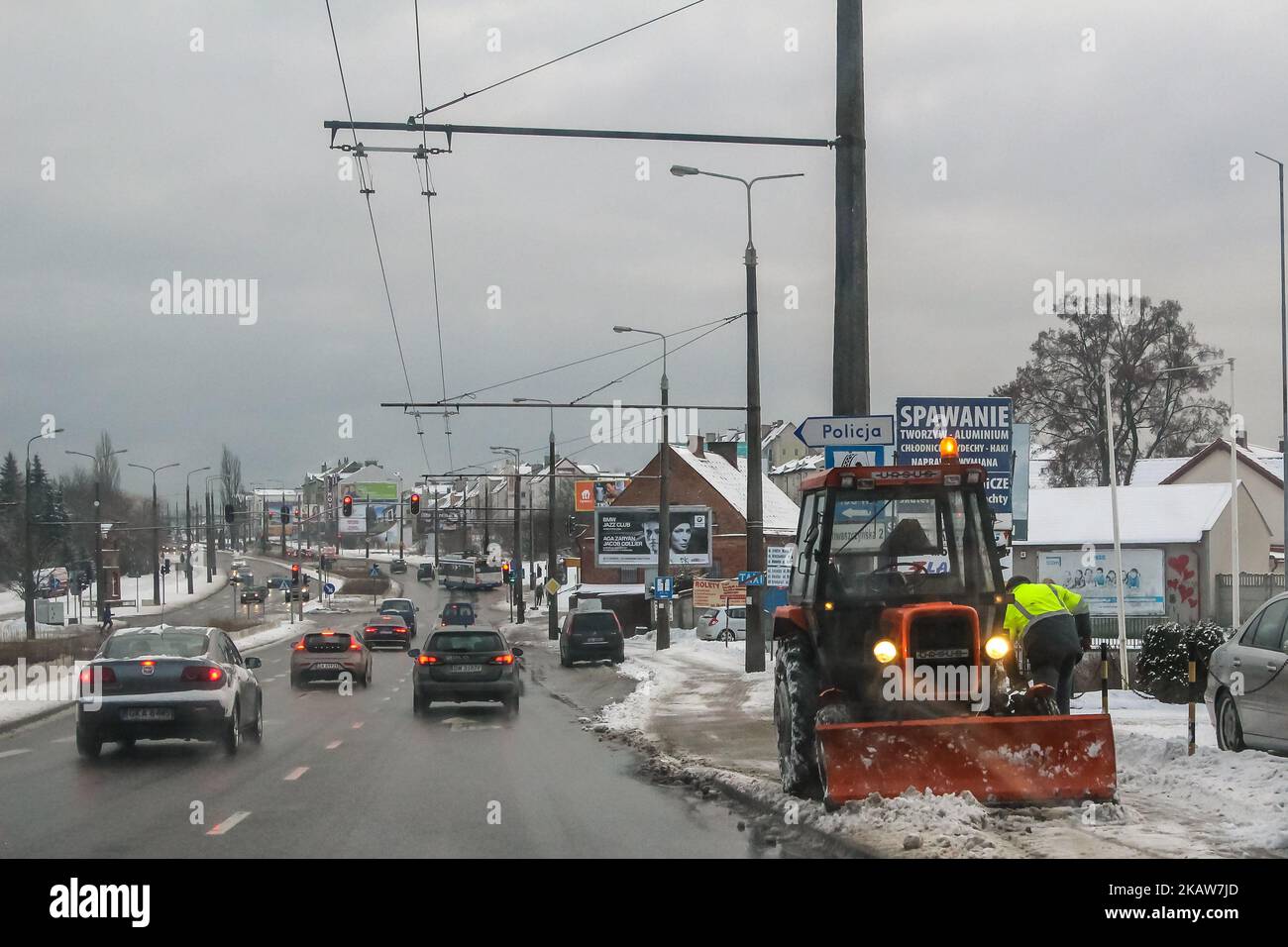Arbeiter auf dem alten polnischen TRAKTOR URSUS, der am 19. Januar 2018 in Gdynia, Polen, Schnee räumen wird, und der Windstrom wurde in etwa 30.000 polnischen Häusern unterbrochen, nachdem am Donnerstagabend und Freitagmorgen heftige Winde über Polen hereinbrachen. Das Government Security Center (RCB) hat gesagt (Foto: Michal Fludra/NurPhoto) Stockfoto