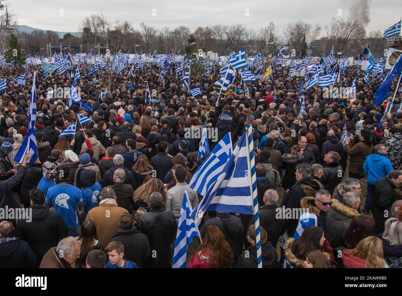 Protest gegen die ehemalige jugoslawische Republik Mazedonien in Thessaloniki, Griechenland, am 21. Januar 2018. Die Griechen protestieren gegen die Regierung und die ehemalige jugoslawische Republik Mazedonien, um einen Kompromiss mit der Verwendung des Begriffs Mazedonien im Namen des Nachbarlandes, der ehemaligen jugoslawischen Republik Mazedonien, zu schließen. Bei dem Protest versammelten sich etwa 500,000 Menschen aus ganz Griechenland und dem Ausland. Es wurde an der Strandpromenade von Thessaloniki vor der Statue des mazedonischen Königs Alexander des Großen gehalten. (Foto von Nicolas Economou/NurPhoto) Stockfoto