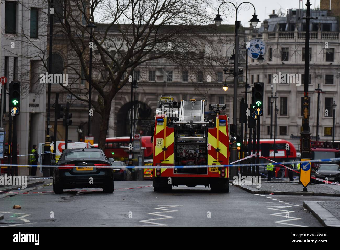 Feuerwehrpersonal arbeitet am 23. Januar 2018 am Ort eines Gaslecks am Strand im Zentrum von London. Fast 1.500 Menschen wurden über Nacht aus einem Hotel und Nachtclub im Zentrum von London evakuiert und zwei Bahnhöfe wurden nach einem Gasleck geschlossen, sagten die Behörden am 23. Januar. (Foto von Alberto Pezzali/NurPhoto) Stockfoto