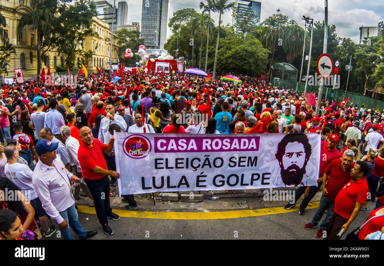 Demonstranten halten während eines Protestes gegen die Entscheidung des Berufungsgerichts, am Mittwoch, den 24. Januar 2018, eine Haftstrafe gegen den ehemaligen Präsidenten Luiz Inacio Lula da Silva in Sao Paulo, Brasilien, zu verhängt. Alle drei Richter stimmten dafür, Lula seine Berufung gegen eine strafrechtliche Verurteilung zu verweigern, weil sie ein Upgrade auf eine Wohnung am Strand zusammen mit anderen Vorteilen einer Baufirma im Austausch für Gefälligkeiten akzeptiert hatten. (Foto von Cris FAGA/NurPhoto) Stockfoto