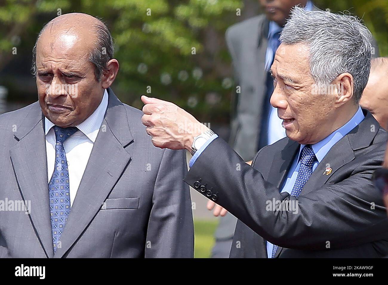 Singapurs Premierminister Lee Hsien Loong (R) bewegt sich mit den Händen, als er nach einem dreitägigen offiziellen Besuch zur Abreise geht, während Sri Lankas Außenminister Tilak Marapana am Mittwoch, dem 24. Januar 2018, in Colombo, Sri Lanka lächelt. Zwischen den beiden Ländern wurde ein Freihandelsabkommen unterzeichnet, und die großen und kleineren singapurischen Unternehmen, die in Sri Lanka investieren möchten, werden vom neuen Freihandelsabkommen profitieren, sagte Premierminister Lee Hsien Loong am 23. (Foto von Tharaka Basnayaka/NurPhoto) Stockfoto