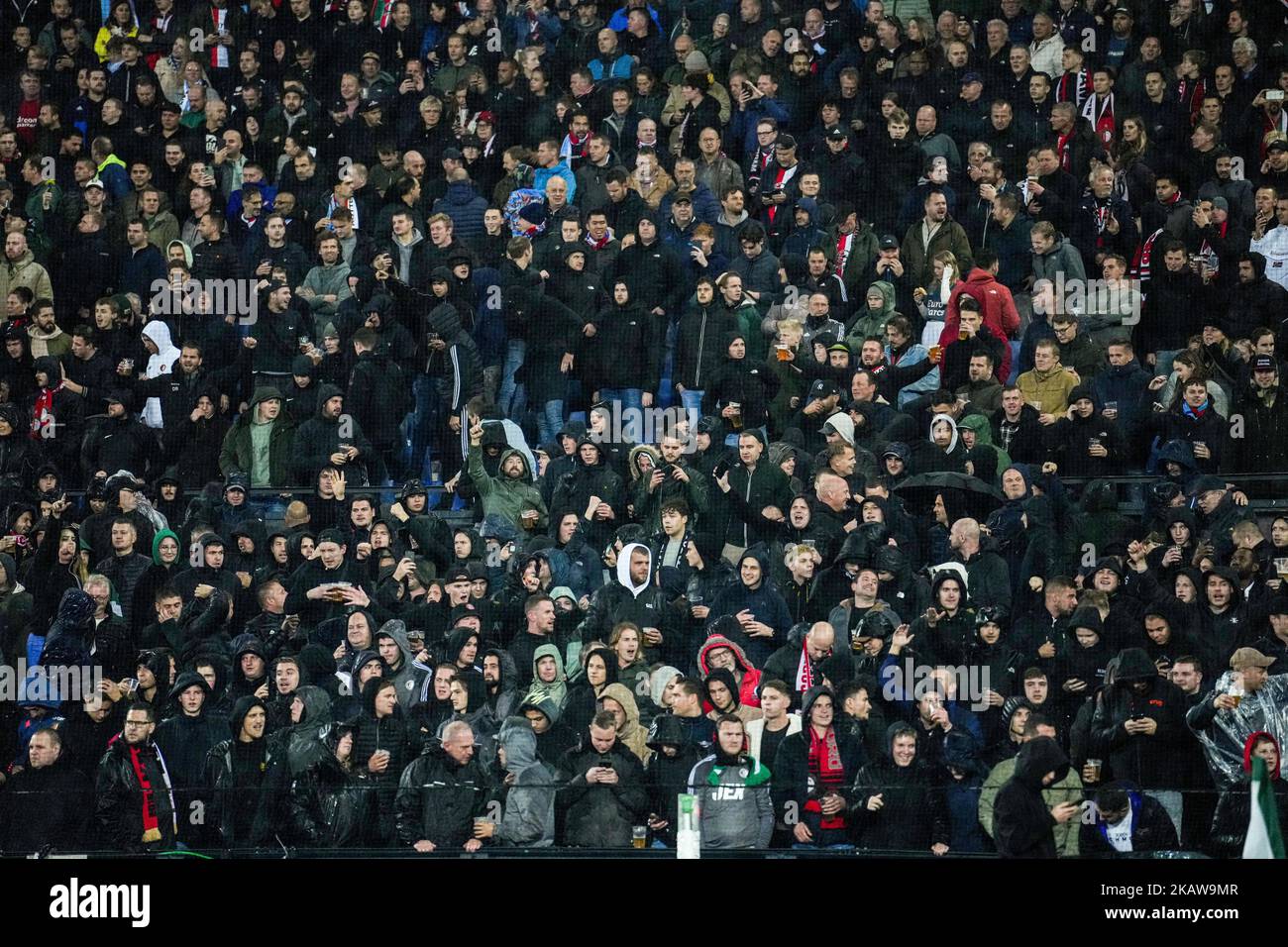 Rotterdam - Supporters of Feyenoord während des Spiels zwischen Feyenoord und Lazio Roma im Stadion Feijenoord De Kuip am 3. November 2022 in Rotterdam, Niederlande. (Box zu Box Pictures/Tom Bode) Stockfoto