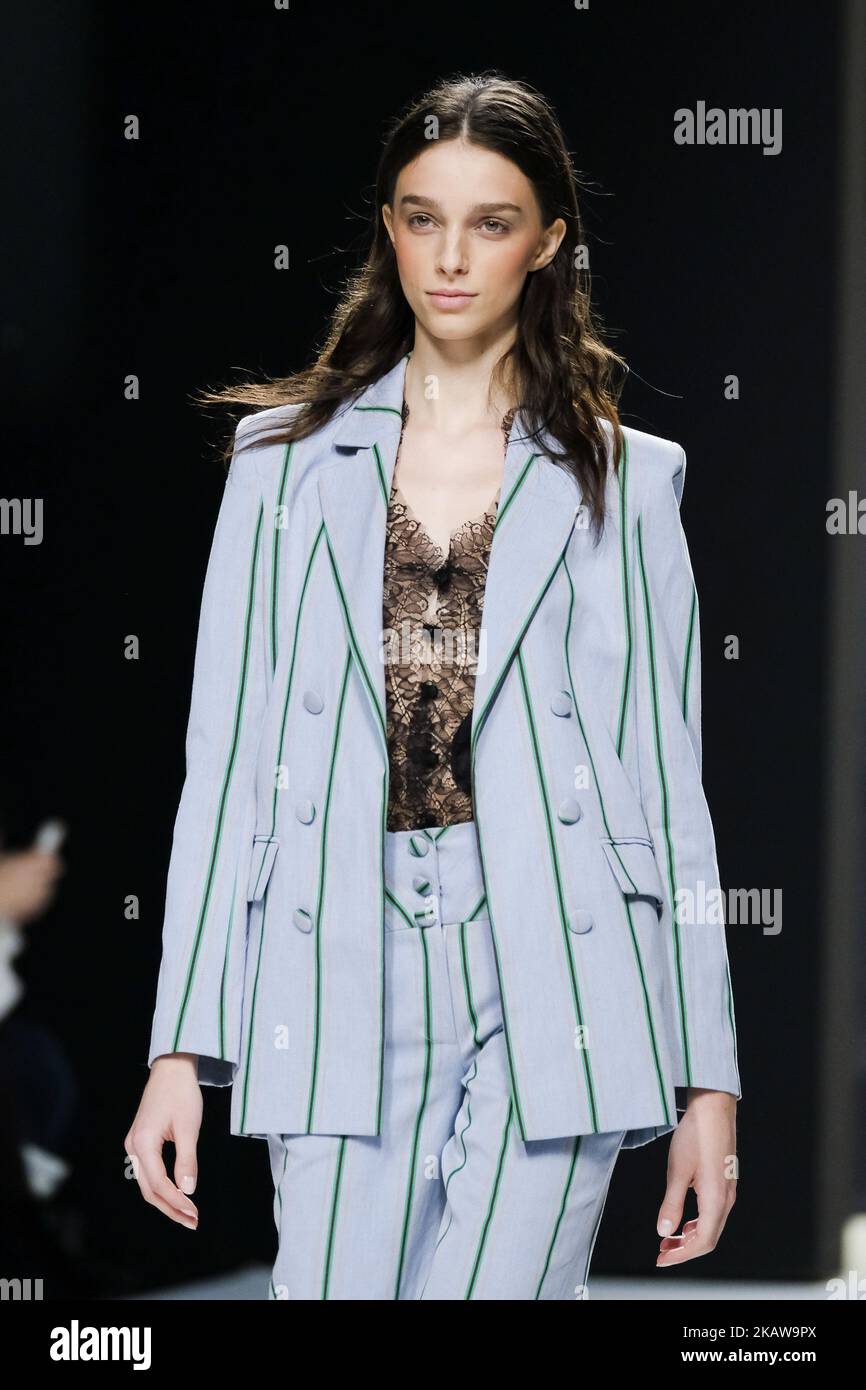 Ein Model präsentiert die Kreationen von Roberto Verino während einer Modenschau auf der IFEMA im Rahmen der Mercedes-Benz Fashion Week Madrid 67. in Madrid, Spanien, 25. Januar 2018 (Foto: Oscar Gonzalez/NurPhoto) Stockfoto