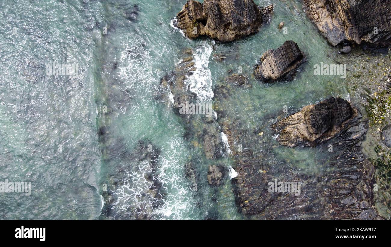 Die Küste des Atlantischen Ozeans, Blick von oben. Seascape. Natur Nordeuropas. Kühles graues Wasser. Stockfoto