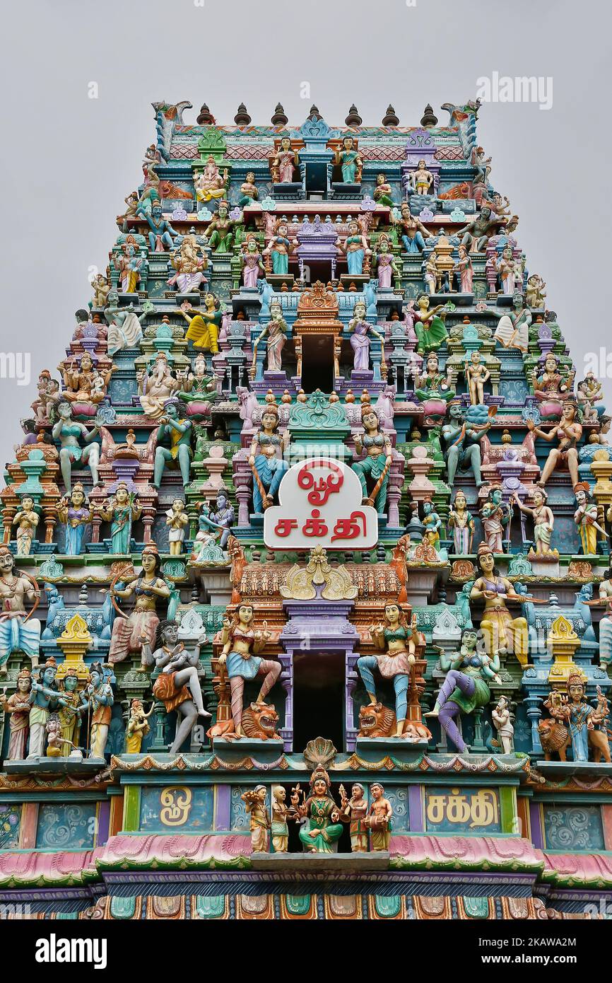 Komplizierte Figuren hinduistischer Gottheiten schmücken Gopuram (Turm) des Sri Muthumariamman Hindu-Tempels in Jaffna, Sri Lanka. (Foto von Creative Touch Imaging Ltd./NurPhoto) Stockfoto