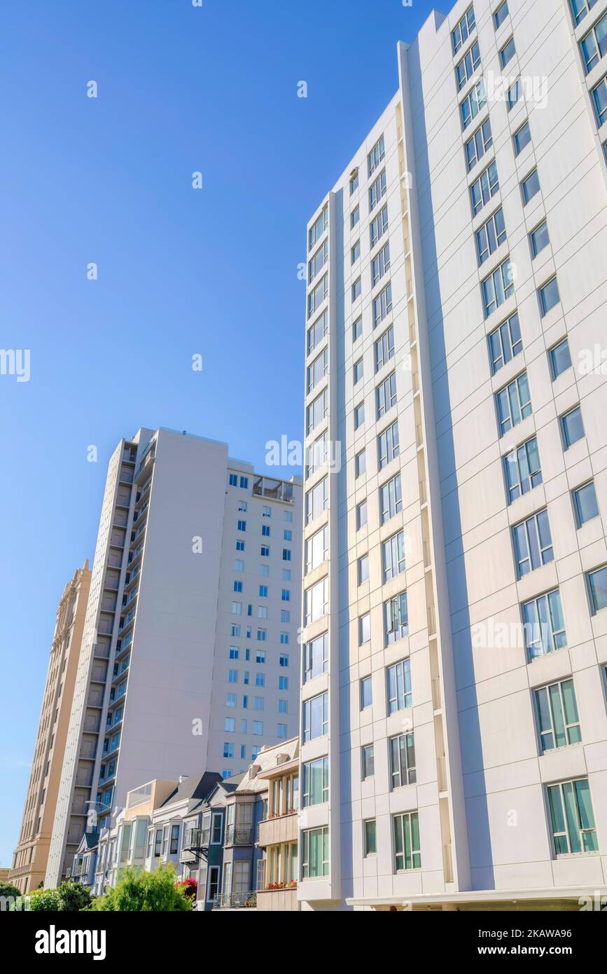 Viktorianische Stadthäuser in der Mitte von zwei mehrstöckigen Gebäuden in San Francisco, CA. Es gibt zwei moderne mehrstöckige Wohngebäude auf beiden Stockfoto