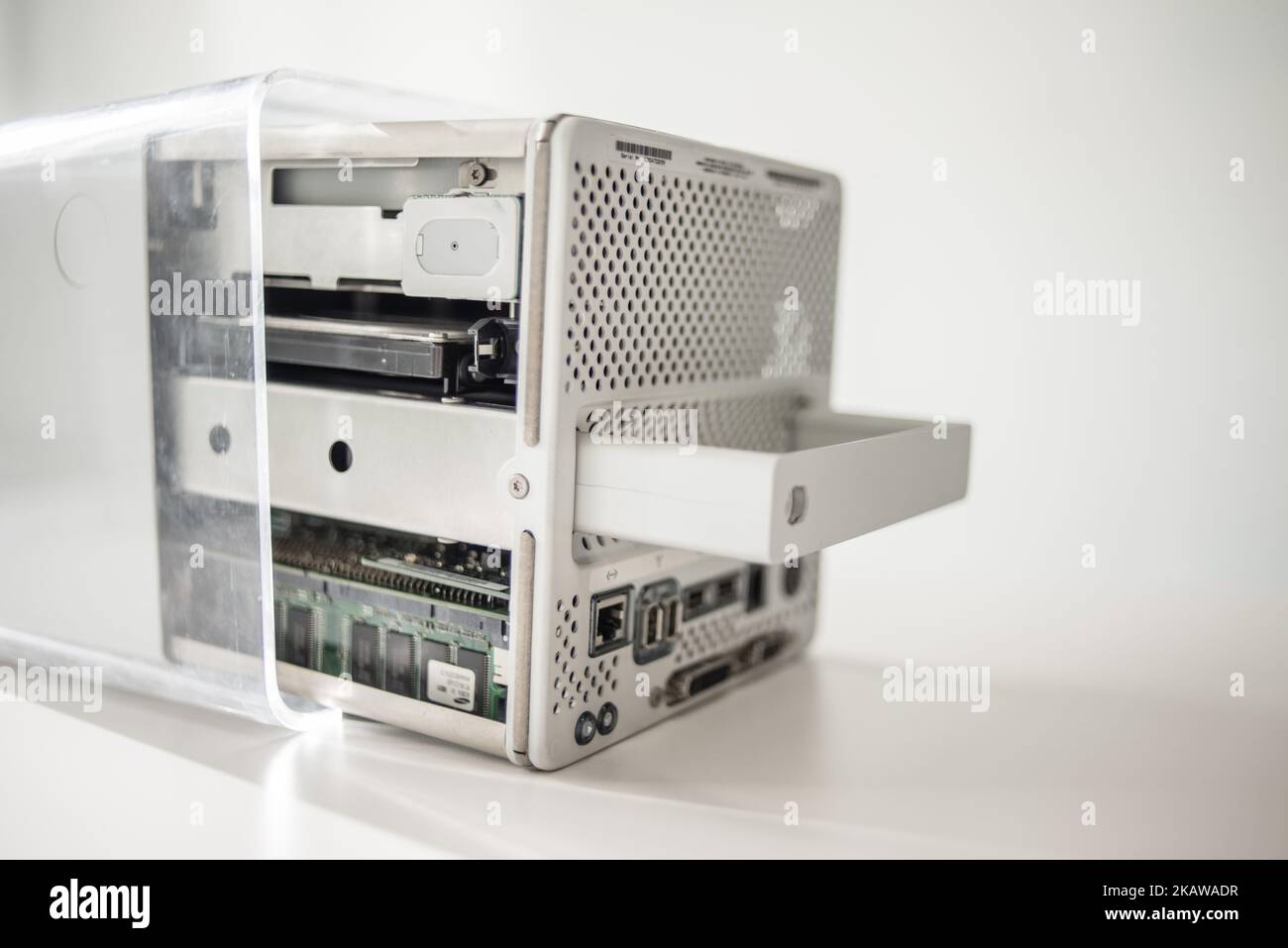 Power Mac G4 Cube, Erscheinungsdatum Juli 2000, ausgestellt am 26. Januar 2017 im ukrainischen Apple Museum von MacPaw in Kiew, Ukraine. Der ukrainische Entwickler MacPaw hat im Büro des Unternehmens in Kiew das Apple Hardware Museum eröffnet. Die Sammlung umfasst mehr als 70 originale Macintosh-Modelle aus den Jahren 1981 bis 2017. (Foto von Oleksandr Rupeta/NurPhoto) Stockfoto