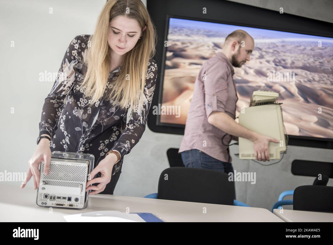 Mitarbeiter zeigen Macintosh 128K, signiert von Steve Wozniak, Erscheinungsdatum Januar 1984, und Power Mac G4 Cube, Erscheinungsdatum Juli 2000, am 26. Januar 2017 im ukrainischen Apple Museum von MacPaw in Kiew, Ukraine. Der ukrainische Entwickler MacPaw hat im Büro des Unternehmens in Kiew das Apple Hardware Museum eröffnet. Die Sammlung umfasst mehr als 70 originale Macintosh-Modelle aus den Jahren 1981 bis 2017. (Foto von Oleksandr Rupeta/NurPhoto) Stockfoto