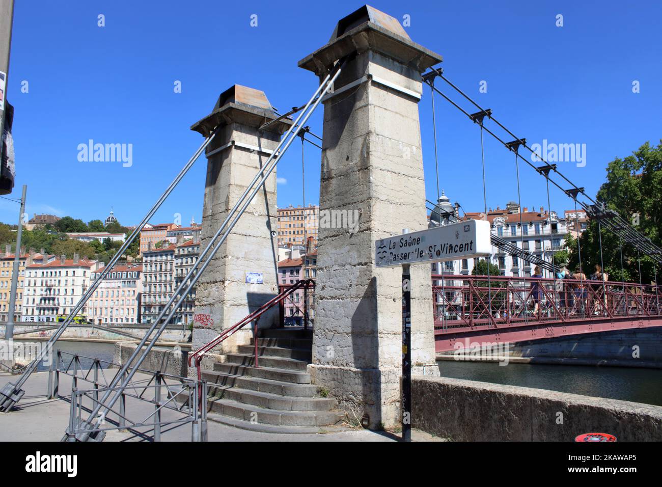 Blick auf die imposante Passerelle St-Vincent Brücke über den Fluss Saône in der Stadt Lyon in Frankreich. Stockfoto