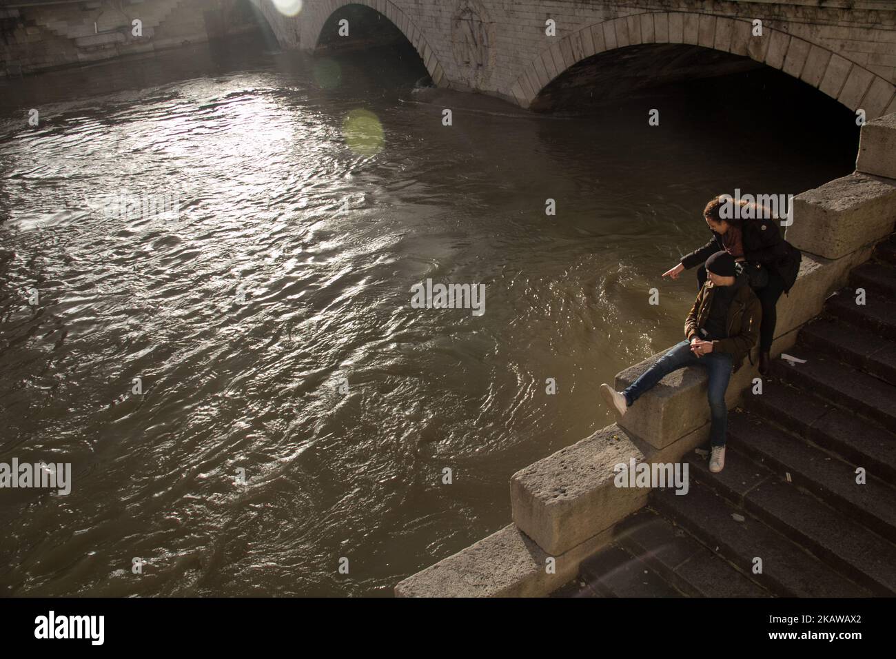 Ein Paar beobachtet den Anstieg der seine in Paris, am 26. Januar 2017, dem nasssten Januar seit fast 100 Jahren. Der Pegel der seine hat bereits 6 Meter (19,6 ft) erreicht und wird voraussichtlich weiter steigen. Der Louvre und das Museum Orsay sind geschlossen, damit die Mitarbeiter wertvolle Kunstwerke in Sicherheit bringen können. Einige U-Bahnstationen waren ebenfalls geschlossen. (Foto von David Cordova/NurPhoto) Stockfoto