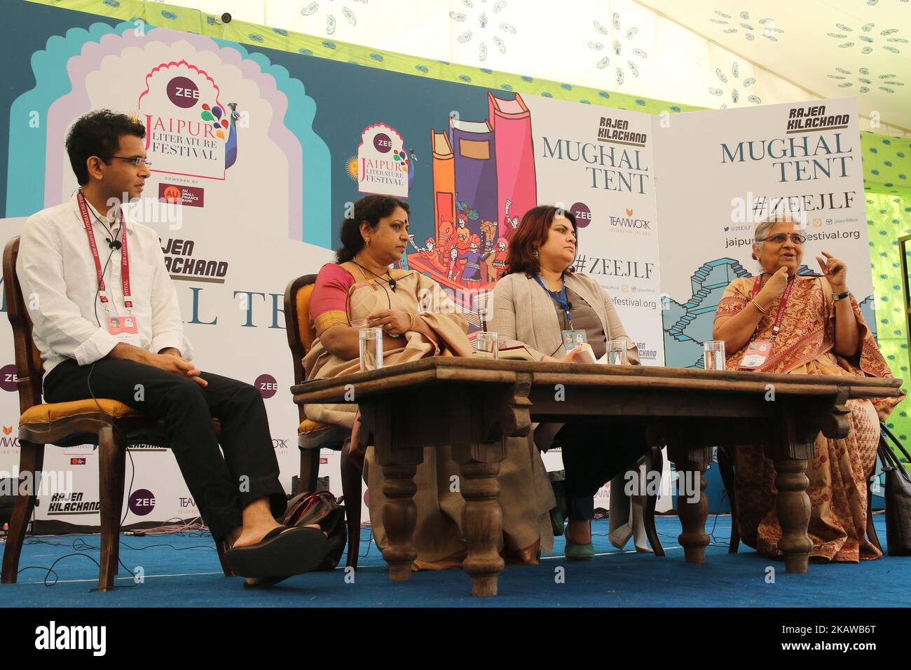 Die Schriftsteller Rohan Murty, Sudha Murty, Vanamala Viswanatha und Sharmila Sen sprechen während des Jaipur Literaturfestivals 2018 im Diggi Palace in Jaipur, Rajasthan, Indien am 26. Januar 2018. (Foto von Vishal Bhatnagar/NurPhoto) Stockfoto