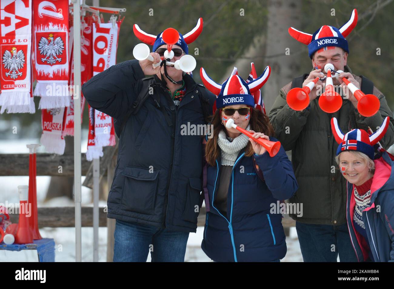 Tausende von polnischen Anhängern kommen vor dem Teamwettbewerb beim FIS Skisprung-Weltcup in Zakopane, Polen, an. Am Samstag, den 27. Januar 2018, in Zakopane, Polen. (Foto von Artur Widak/NurPhoto) Stockfoto