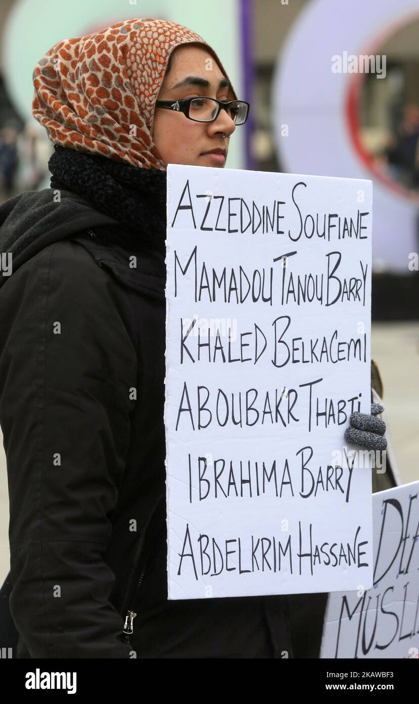 Die muslimische Frau trägt ein Schild mit den Namen der Menschen, die bei der Schießerei in der Quebecer Moschee vor einem Jahr während einer Kundgebung in Toronto, Ontario, Kanada, am 27. Januar 2018 getötet wurden. Die Kundgebung wurde abgehalten, um an die Toten in der Moschee von Quebec zu erinnern und Islamophobie, Hass und Rassismus zu verurteilen. Die Kundgebung markiert ein Jahr seit der schrecklichen Tötung von 6 Muslimen im Islamischen Kulturzentrum von Quebec. Im vergangenen Jahr hat es nach der Wahl von Donald Trump und der Unterstützung rechtsextremistischer Politik in ganz Nordamerika und Europa einen erheblichen Anstieg von Islamophobie und Hass gegeben Stockfoto