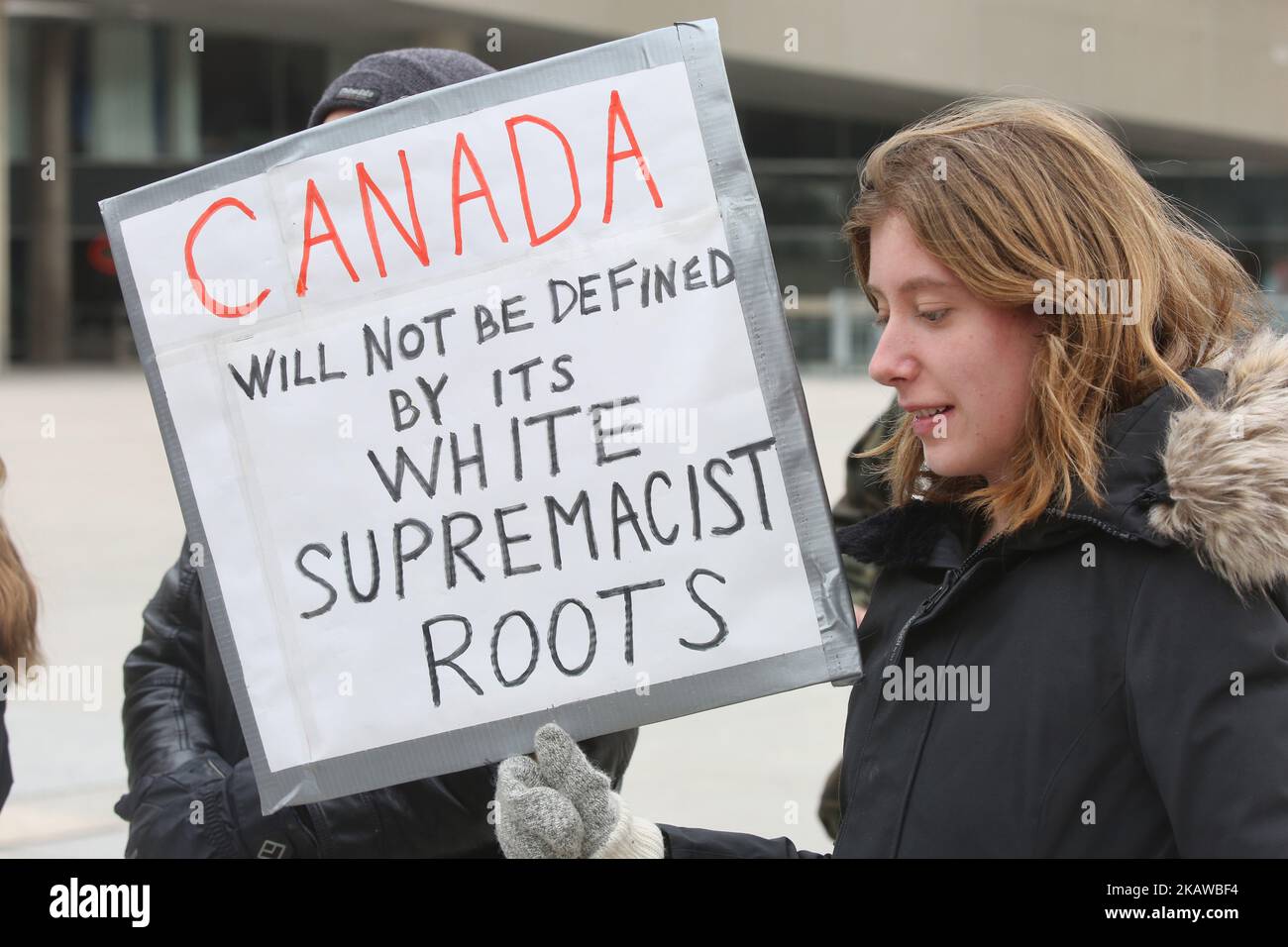 Frau mit einem Schild, das sagte: „Kanada wird nicht durch seine Wurzeln der Weißen Vorherrschaft definiert werden“, während der Kundgebung, die am 27. Januar 2018 in Toronto, Ontario, Kanada, stattfand. Die Kundgebung wurde abgehalten, um an die Menschen zu erinnern, die vor einem Jahr in der Moschee von Québec während eines Todesurteiles getötet wurden, und um Islamophobie, Hass und Rassismus zu verurteilen. Die Kundgebung markiert ein Jahr seit der schrecklichen Tötung von 6 Muslimen im Islamischen Kulturzentrum von Quebec. Im vergangenen Jahr hat es nach der Wahl von Donald Trump und der Unterstützung rechtsextremistischer Po in ganz Nordamerika und Europa einen erheblichen Anstieg von Islamophobie und Hass gegeben Stockfoto