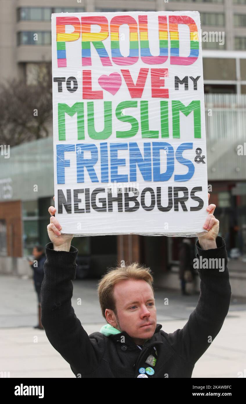 Mann mit einem Schild mit der Aufschrift „stolz darauf, meine muslimischen Freunde und Nachbarn zu lieben“ während der Kundgebung, die am 27. Januar 2018 in Toronto, Ontario, Kanada, stattfand. Die Kundgebung wurde abgehalten, um an die Menschen zu erinnern, die vor einem Jahr in der Moschee von Québec während eines Todesurteiles getötet wurden, und um Islamophobie, Hass und Rassismus zu verurteilen. Die Kundgebung markiert ein Jahr seit der schrecklichen Tötung von 6 Muslimen im Islamischen Kulturzentrum von Quebec. Im vergangenen Jahr hat es nach der Wahl von Donald Trump und der Unterstützung rechtsextremistischer Politiker in E in ganz Nordamerika und Europa einen erheblichen Anstieg von Islamophobie und Hass gegeben Stockfoto