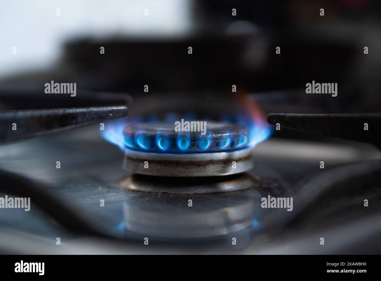 In dieser Nahaufnahme ist eine blaue Gasflamme aus einem Gasbrenner in einer Küche zu sehen. Aufgrund der russischen Invasion in die Ukraine haben die Gaspreise Rekordhöhen erreicht Stockfoto