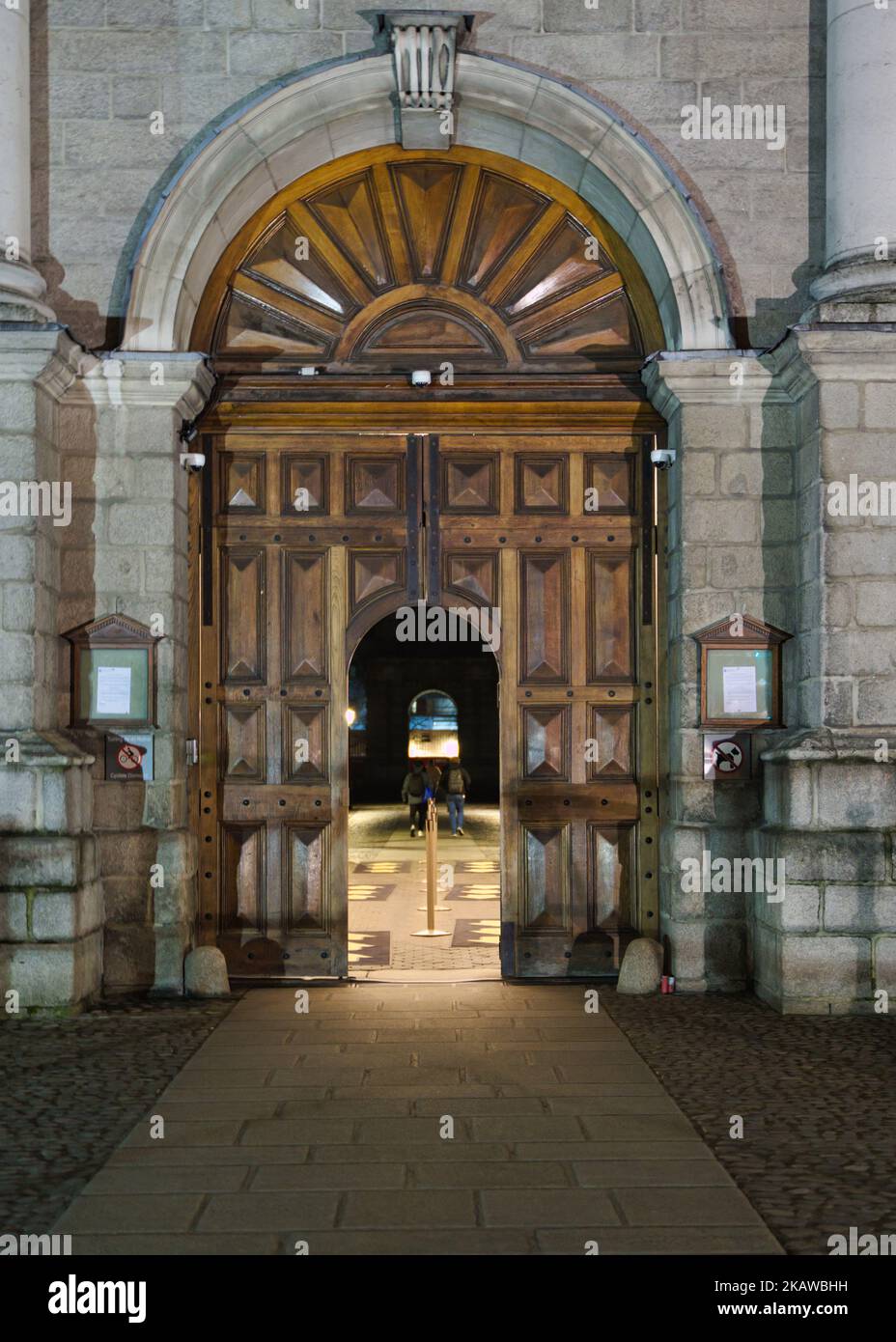 Eine Tür zum Trinity College in Dublin Stockfoto