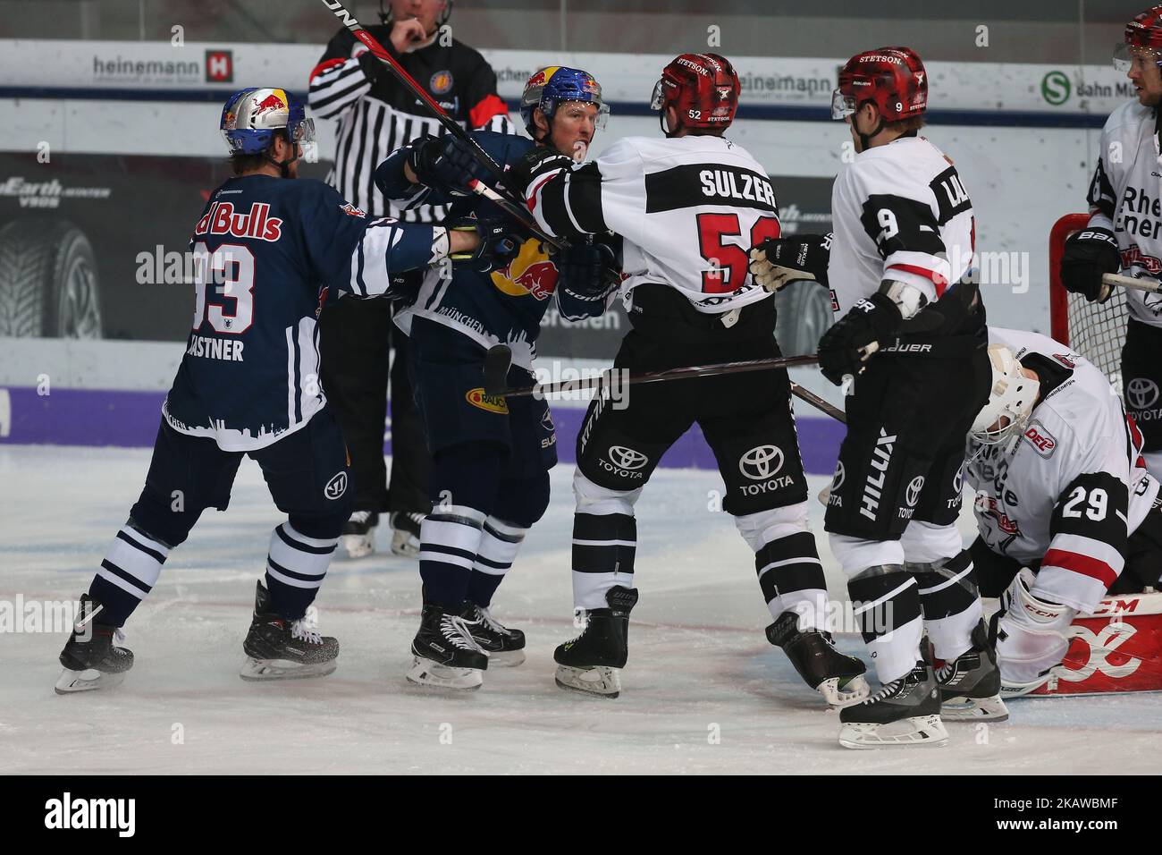 Patrick Hager von Red Bull München vies Alexander Sulzer von Koelner Haie während des Spieltages 46. der Deutschen Eishockey-Liga zwischen Red Bull München und Koelner Haie am 26. Januar 2018 im Olympia Eissportzentrum in München. (Foto von Marcel Engelbrecht/NurPhoto) Stockfoto