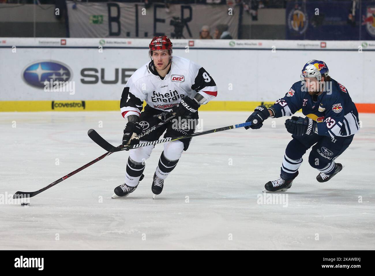 Yannic Seidenberg von Red Bull München sieg am 26. Januar 2018 beim Spieltag 46. der Deutschen Eishockey-Liga zwischen Red Bull München und Koelner Haie im Olympia Eissportzentrum in München, Deutschland, vor Shawn Lalonde von Koelner Haie. (Foto von Marcel Engelbrecht/NurPhoto) Stockfoto