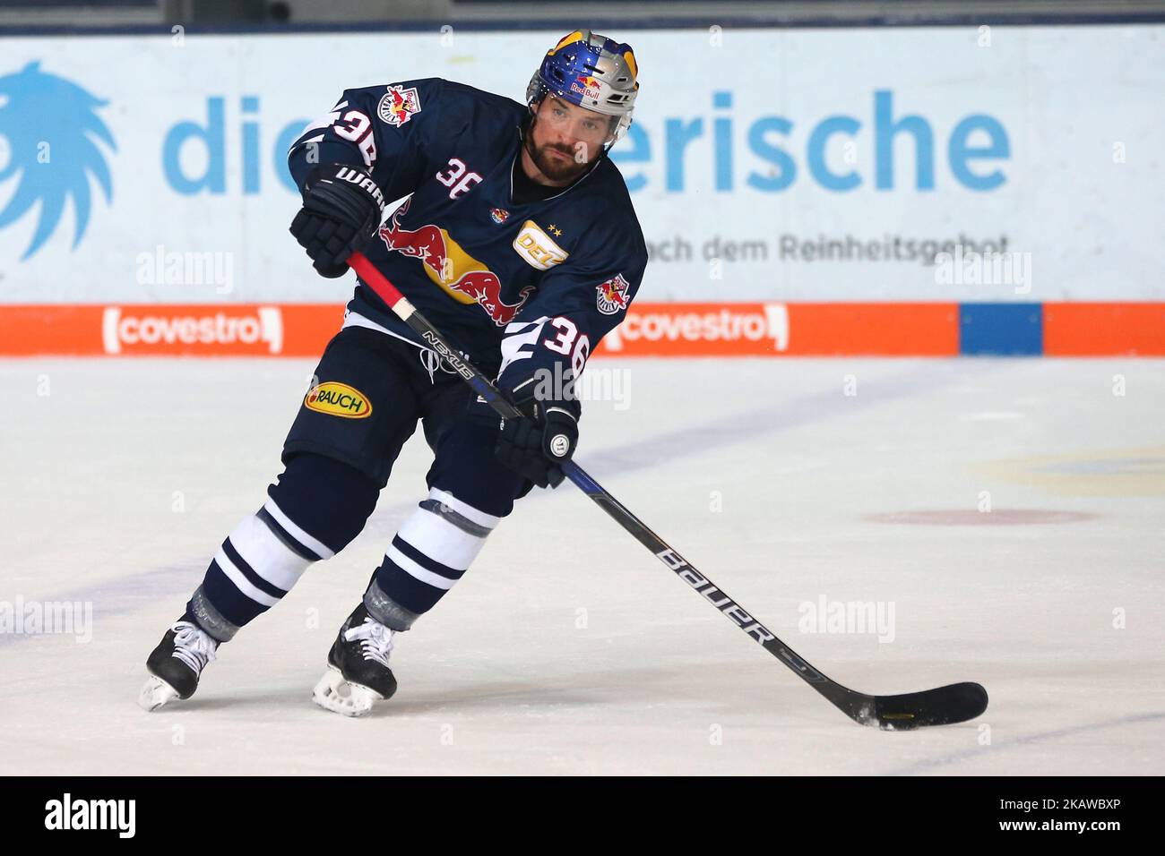 Yannic Seidenberg von Red Bull München beim Spieltag 46. der Deutschen Eishockey-Liga zwischen Red Bull München und Koelner Haie am 26. Januar 2018 im Olympia Eissportzentrum in München. (Foto von Marcel Engelbrecht/NurPhoto) Stockfoto