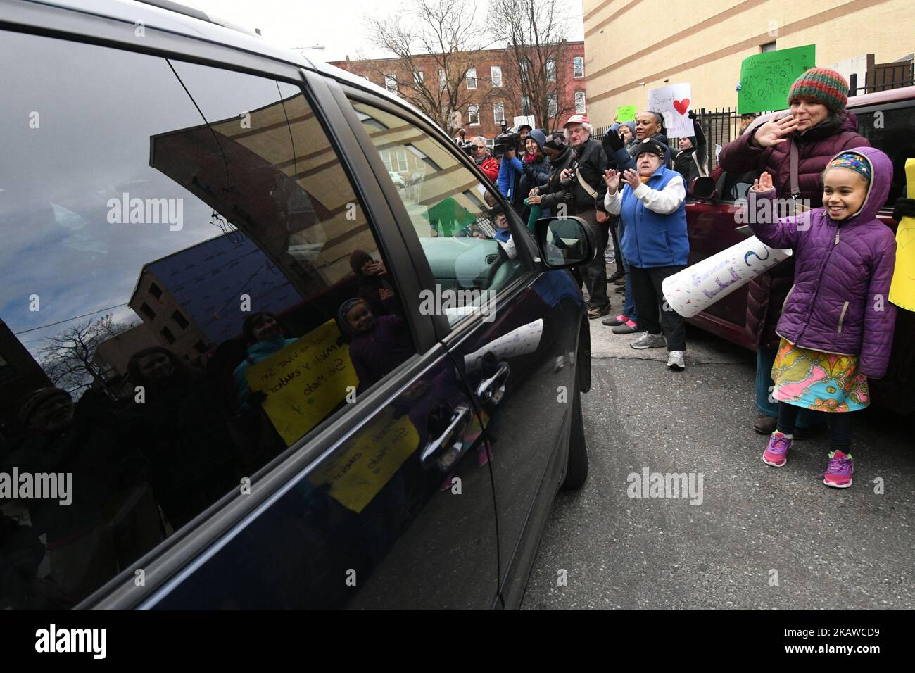 An der Seite von gewählten Beamten, Geistlichen und Gemeindeaktivisten treten die vier undokumentierten Kinder von Camela Apolonio Hernandez am 29. Januar 2108 in der Advocate Church in North Philadelphia, PA, aus dem Heiligtum heraus. Die vier beabsichtigen, zum ersten Mal, seit die Familie einen Abschiebebefehl erhalten hat, wieder zur Schule zu gehen. (Foto von Bastiaan Slabbers/NurPhoto) Stockfoto