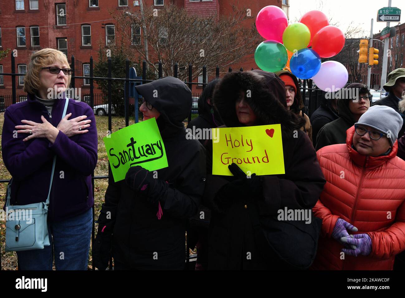 An der Seite von gewählten Beamten, Geistlichen und Gemeindeaktivisten treten die vier undokumentierten Kinder von Camela Apolonio Hernandez am 29. Januar 2108 in der Advocate Church in North Philadelphia, PA, aus dem Heiligtum heraus. Die vier beabsichtigen, zum ersten Mal, seit die Familie einen Abschiebebefehl erhalten hat, wieder zur Schule zu gehen. (Foto von Bastiaan Slabbers/NurPhoto) Stockfoto
