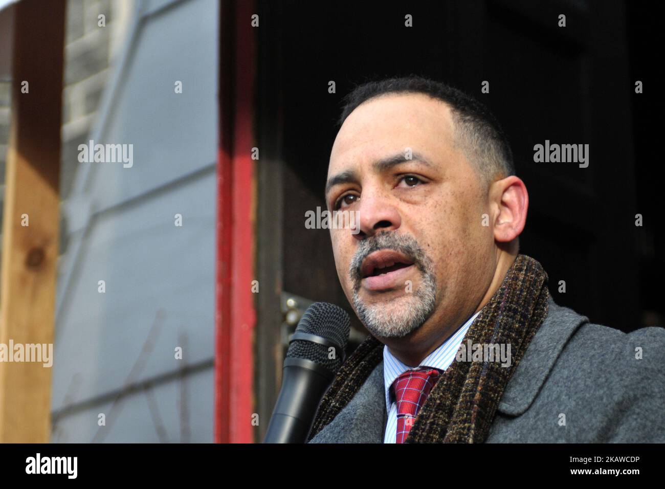Der Staatsvertreter Chris Rabb spricht, wie die vier undokumentierten Kinder von Camela Apolonio Hernandez am 29. Januar 2108 in der Kirche des Advocates in North Philadelphia, PA, auf der Seite von gewählten Beamten, Geistlichen und Gemeindeaktivisten aus dem Heiligtum heraustreten. Die vier beabsichtigen, zum ersten Mal, seit die Familie einen Abschiebebefehl erhalten hat, wieder zur Schule zu gehen. (Foto von Bastiaan Slabbers/NurPhoto) Stockfoto