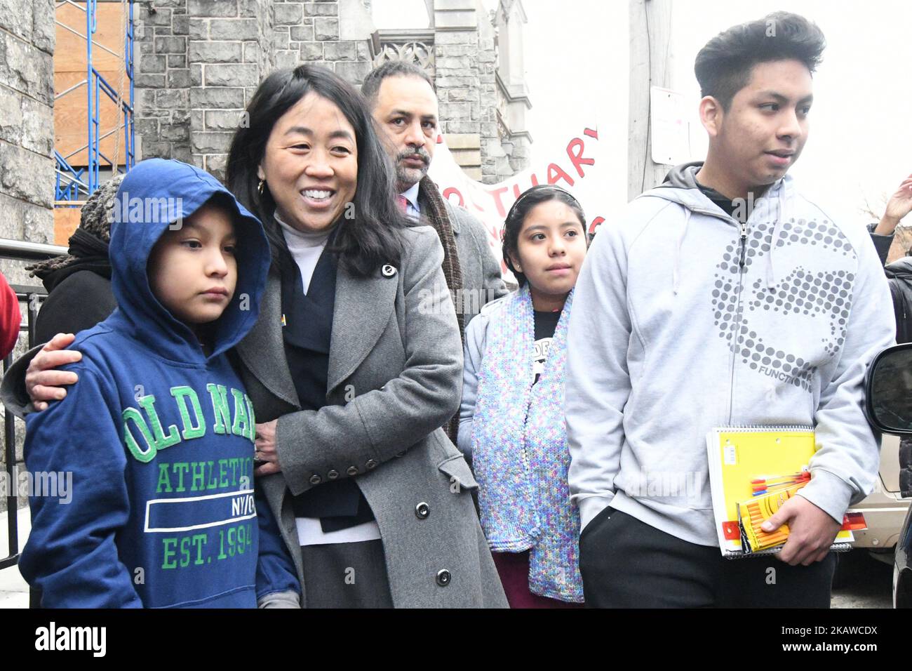An der Seite von gewählten Beamten, Geistlichen und Gemeindeaktivisten treten die vier undokumentierten Kinder von Camela Apolonio Hernandez am 29. Januar 2108 in der Advocate Church in North Philadelphia, PA, aus dem Heiligtum heraus. Die vier beabsichtigen, zum ersten Mal, seit die Familie einen Abschiebebefehl erhalten hat, wieder zur Schule zu gehen. (Foto von Bastiaan Slabbers/NurPhoto) Stockfoto