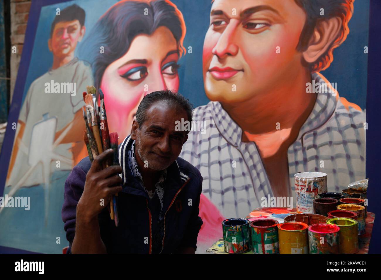 Bangladeschischer Künstler, der am 30. Januar 2018 in der Altstadt von Dhaka, Bangladesch, ein Filmbanner zeichnet. Film Bannermalerei ist eines der ausgestorbenen Kunstwerke in Bangladesch. Im Bild: Hanif Pappu wurde 1949 in der Hussaini Dalan Gegend im alten Dhaka geboren. Er begann damit, Banner für Kinosäle und Poster zu malen. Später führte ihn sein Nachbar in die Rikscha-Malerei ein. Hanif Pappu hat die Schule verlassen, als er in der dritten Klasse war. Armut erlaubte ihm nicht, die Schule fortzusetzen, und er musste mit seinem Vater anfangen, Banner für Kinosäle zu malen. Die Nachbarschaft, in der er geboren wurde, hat Künstler Stockfoto