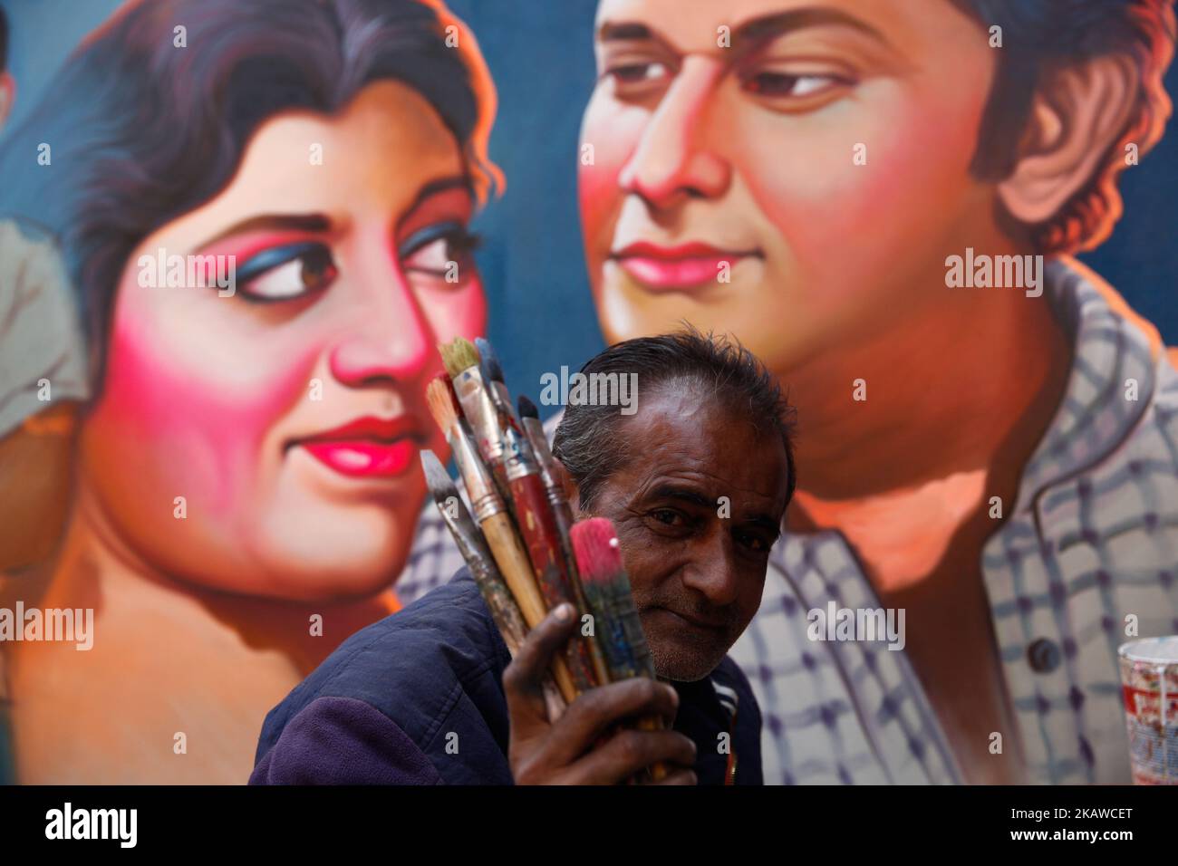 Bangladeschischer Künstler, der am 30. Januar 2018 in der Altstadt von Dhaka, Bangladesch, ein Filmbanner zeichnet. Film Bannermalerei ist eines der ausgestorbenen Kunstwerke in Bangladesch. Im Bild: Hanif Pappu wurde 1949 in der Hussaini Dalan Gegend im alten Dhaka geboren. Er begann damit, Banner für Kinosäle und Poster zu malen. Später führte ihn sein Nachbar in die Rikscha-Malerei ein. Hanif Pappu hat die Schule verlassen, als er in der dritten Klasse war. Armut erlaubte ihm nicht, die Schule fortzusetzen, und er musste mit seinem Vater anfangen, Banner für Kinosäle zu malen. Die Nachbarschaft, in der er geboren wurde, hat Künstler Stockfoto