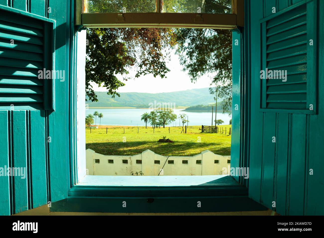 Großes, offenes französisches Fenster mit Seeblick. Stockfoto