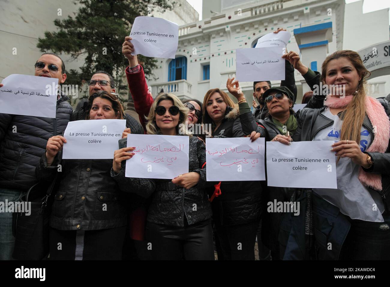 Tunesische Journalisten halten Plakate mit der Aufschrift „Tunesische Presse in ange“ während einer Demonstration unter dem Motto ‘Tunesische Presse in Wut’ am 2. Februar 2018 vor dem Hauptsitz der Nationalen Union tunesischer Journalisten (SNJT) in Tunis, um gegen Verletzungen der Medienfreiheit, Polizeigewalt, Druck, Drohungen gegen tunesische Journalisten und ausländische Journalisten, die in Tunesien arbeiten. Tunesische Journalisten forderten auch die Pressefreiheit und die Redefreiheit. (Foto von Chedly Ben Ibrahim/NurPhoto) Stockfoto