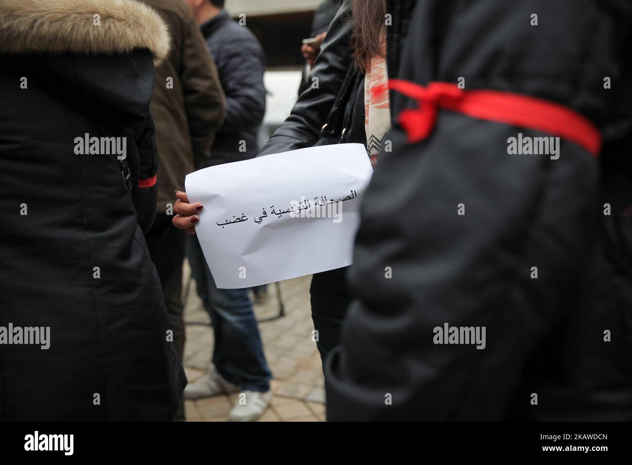 Tunesische Journalisten tragen rote Bänder um ihre Arme während einer Demonstration unter dem Motto ‘Tunesische Presse in Wut’, vor dem Hauptsitz der Nationalen Union tunesischer Journalisten (SNJT), am 2. Februar 2018 in Tunis, um gegen Verletzungen der Medienfreiheit, Polizeigewalt, Druck, Drohungen gegen tunesische Journalisten und ausländische Journalisten, die in Tunesien arbeiten. Tunesische Journalisten forderten auch die Pressefreiheit und die Redefreiheit. (Foto von Chedly Ben Ibrahim/NurPhoto) Stockfoto