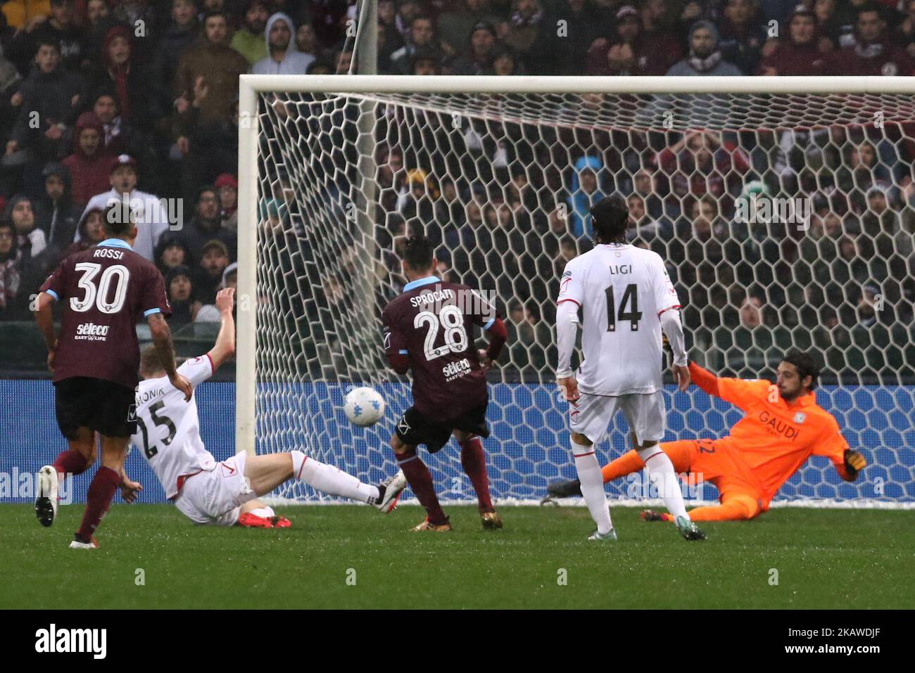 Mattia Sprocati (US Salernitana) erzielt beim Italien Serie B Spiel zwischen US Salernitana und Carpi FC ein Tor im Stadion Arechi in Salerno, Italien, am 2. Februar 2018.(Foto: Paolo Manzo/NurPhoto) Stockfoto