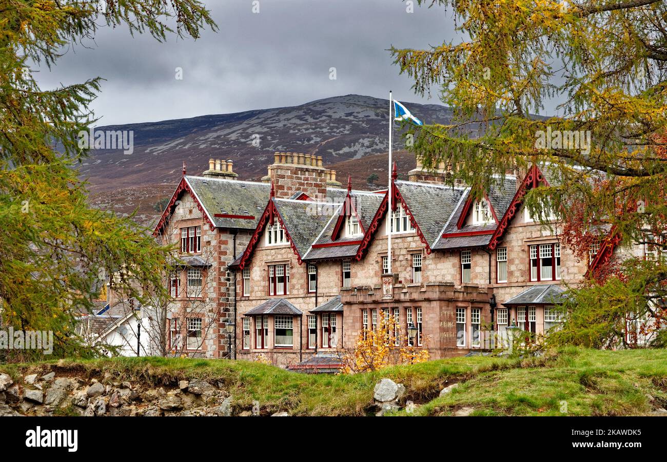 Fife Arms Hotel Braemar Scotland die Vorderseite des Hotels mit Lärchen im Herbst Stockfoto