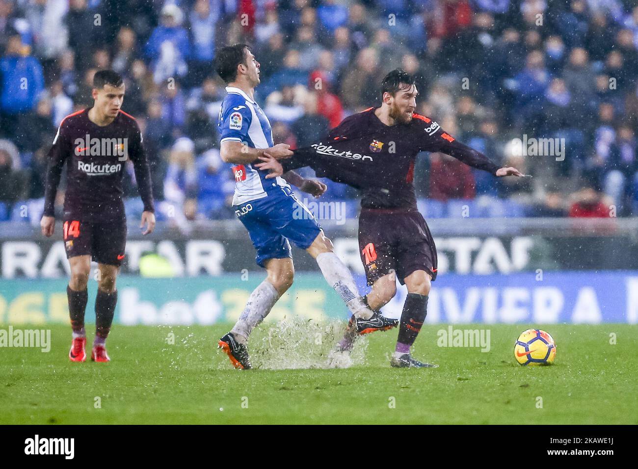 RCD Espanyol Mittelfeldspieler Victor Sanchez (4) und FC Barcelona führen Lionel Messi (10) während des Spiels zwischen RCD Espanyol und FC Barcelona für die Runde 22 der Liga Santander, gespielt im Cornella -El Prat Stadion am 4. Februar 2018 in Barcelona, Spanien. -- (Foto von Urbanandsport/NurPhoto) Stockfoto