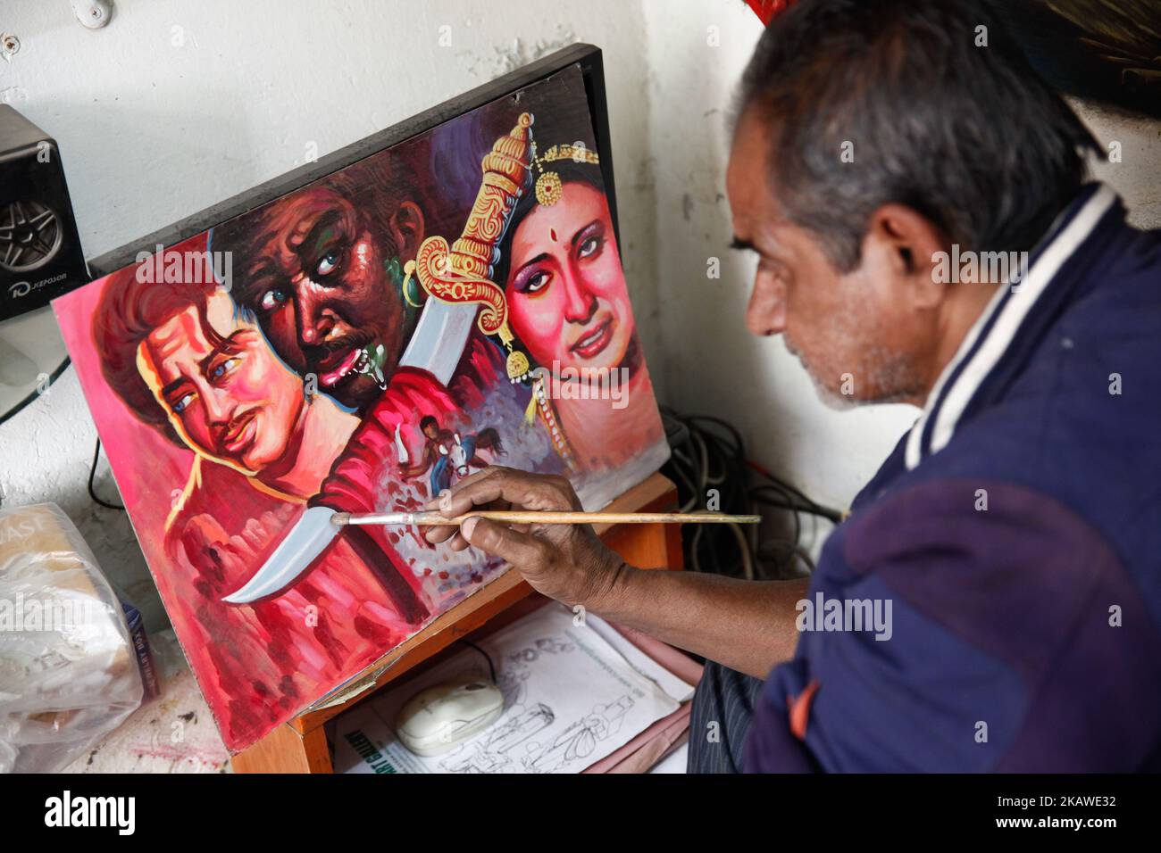 Bangladeschischer Künstler, der am 6. Februar 2018 in der Altstadt von Dhaka, Bangladesch, ein Filmbanner zeichnet. Film Bannermalerei ist eines der ausgestorbenen Kunstwerke in Bangladesch. Im Bild: Hanif Pappu wurde 1949 in der Hussaini Dalan Gegend im alten Dhaka geboren. Er begann damit, Banner für Kinosäle und Poster zu malen. Später führte ihn sein Nachbar in die Rikscha-Malerei ein. Hanif Pappu hat die Schule verlassen, als er in der dritten Klasse war. Armut erlaubte ihm nicht, die Schule fortzusetzen, und er musste mit seinem Vater anfangen, Banner für Kinosäle zu malen. Die Nachbarschaft, in der er geboren wurde, hat Künstler Stockfoto